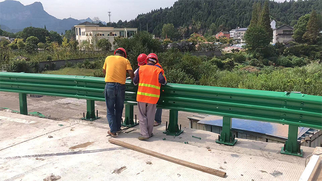 运城高速公路护栏板的维护确保道路安全的关键环节